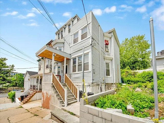 3 bed, 1.0 bath, 1000 sqft, $3,734 — Photo 2