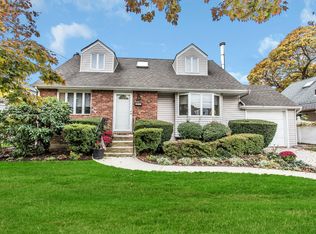 1916 Schermerhorn St, Merrick, NY 11566