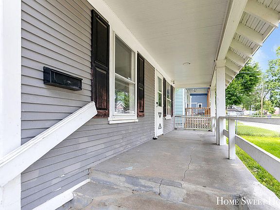 3rd image of 1010 Gibson Pl SE