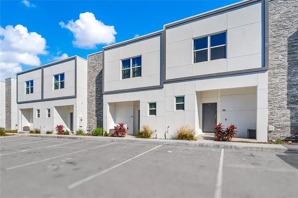 4 bed, 4.0 bath, 1671 sqft, $3,000 — Photo 1
