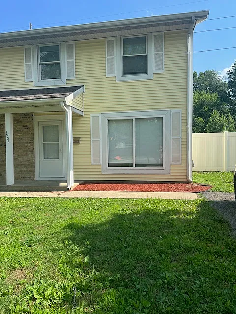3 bed, 1.5 bath, 1350 sqft, $1,580 — Photo 2