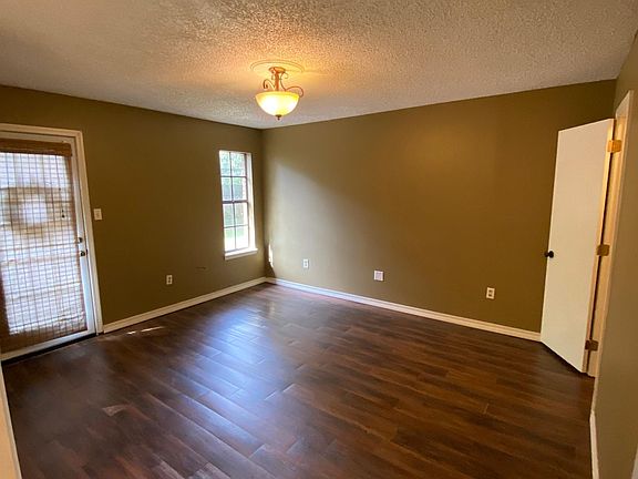 3rd image of 126 Twin Oaks Dr