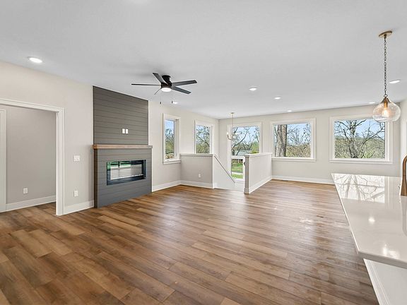 3rd image of 705 Academy Cir