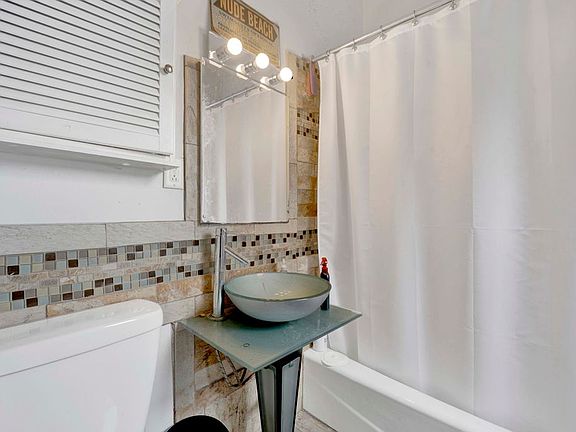 3rd image of 3828 N Kenmore Ave #2