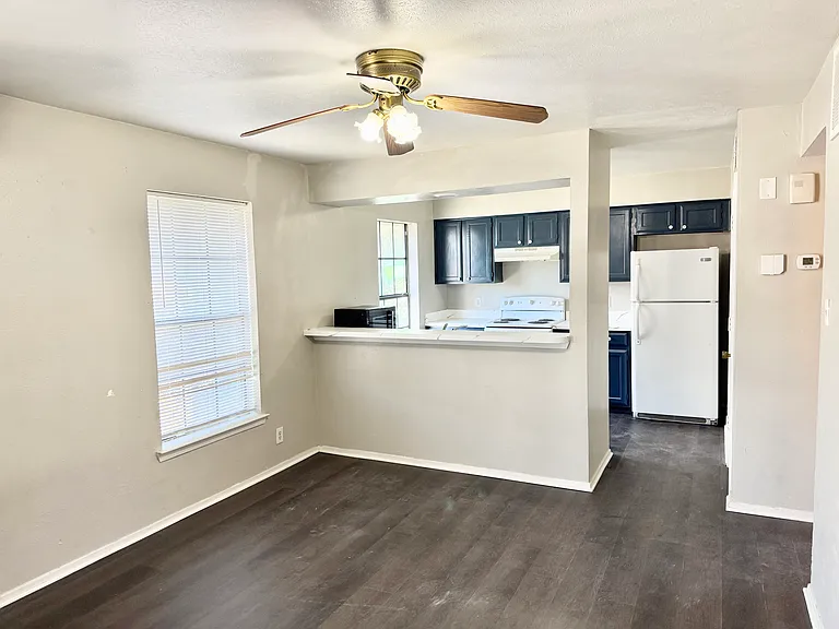 2221 Stella St #4 — Photo 3