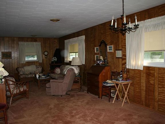 3rd image of 121 Patricia Ln