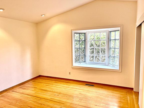4th image of 930 W California Ave