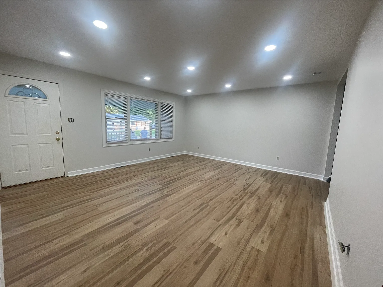 4 bed, 1.5 bath, 1587 sqft, $2,500 — Photo 2