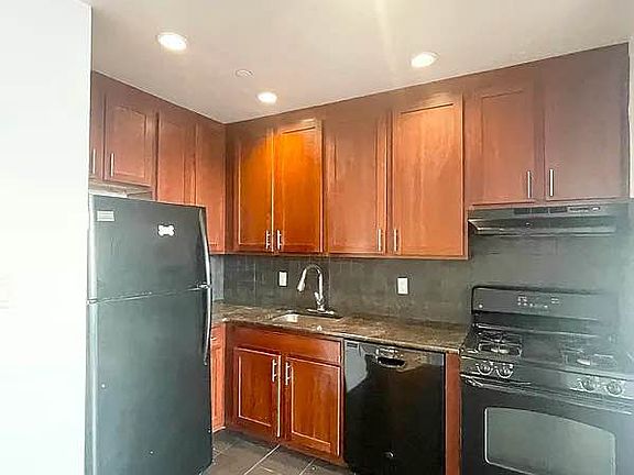 5th image of 21-24 Newtown Ave #4