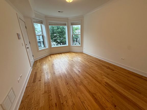 4th image of 4145 N Oakley Ave #2