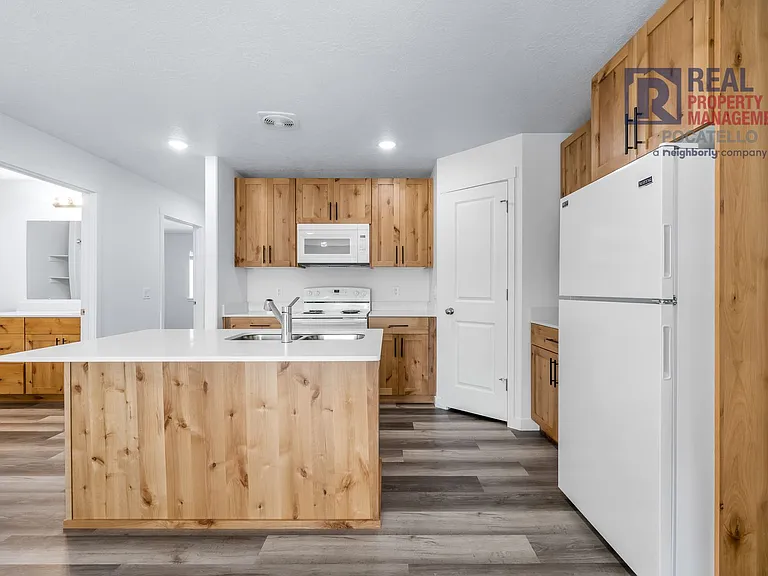 5777 S 5th Ave — Photo 2
