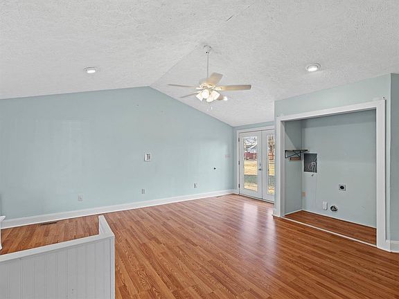 5th image of 914 Maple Ave