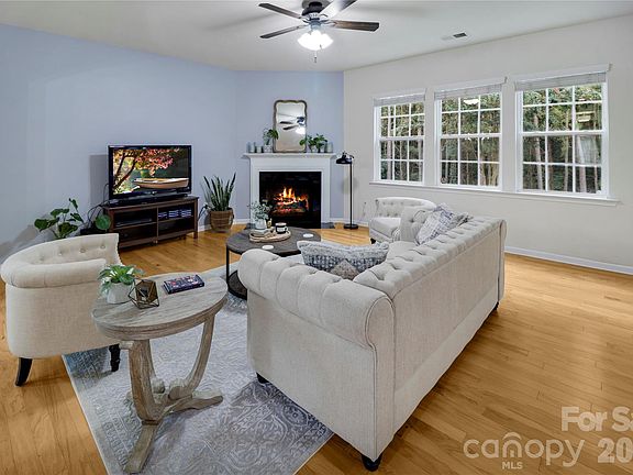 3rd image of 6961 Liverpool Ct