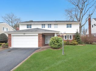 8 Harold Rd, Plainview, NY 11803