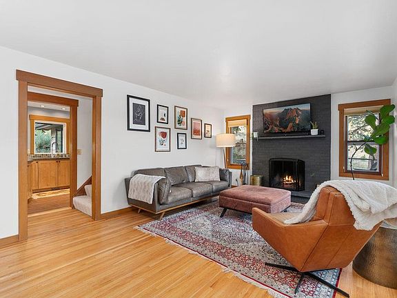 3rd image of 39 Spring Ln