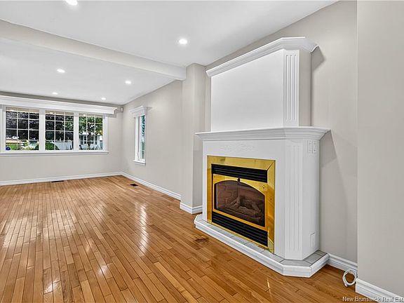 4th image of 147 Waverley Ave