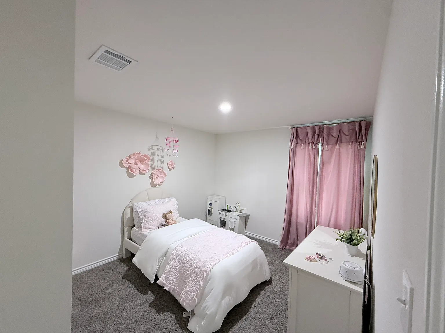 4 bed, 2014 sqft, $2,195 — Photo 4