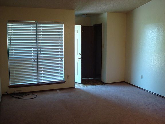 4th image of 911 NE Rogers Ln