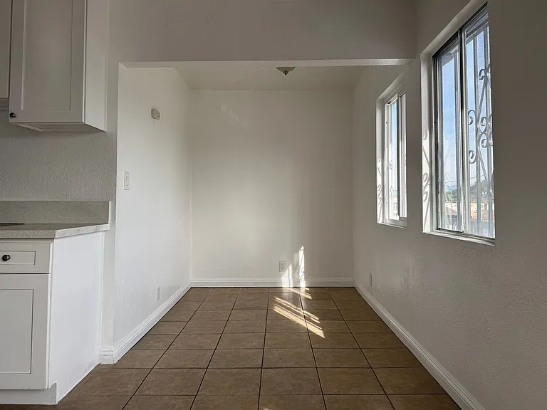 10705 S Figueroa St #10 — Photo 5