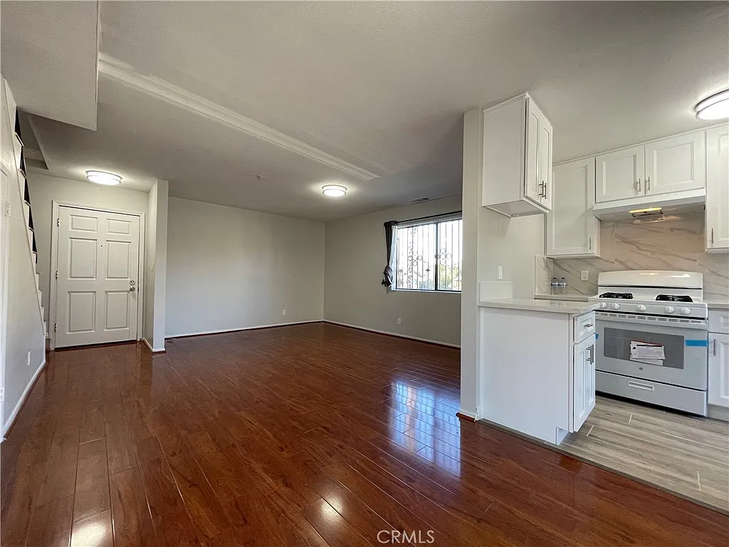 2 bed, 1.5 bath, 800 sqft, $2,800 — Photo 2