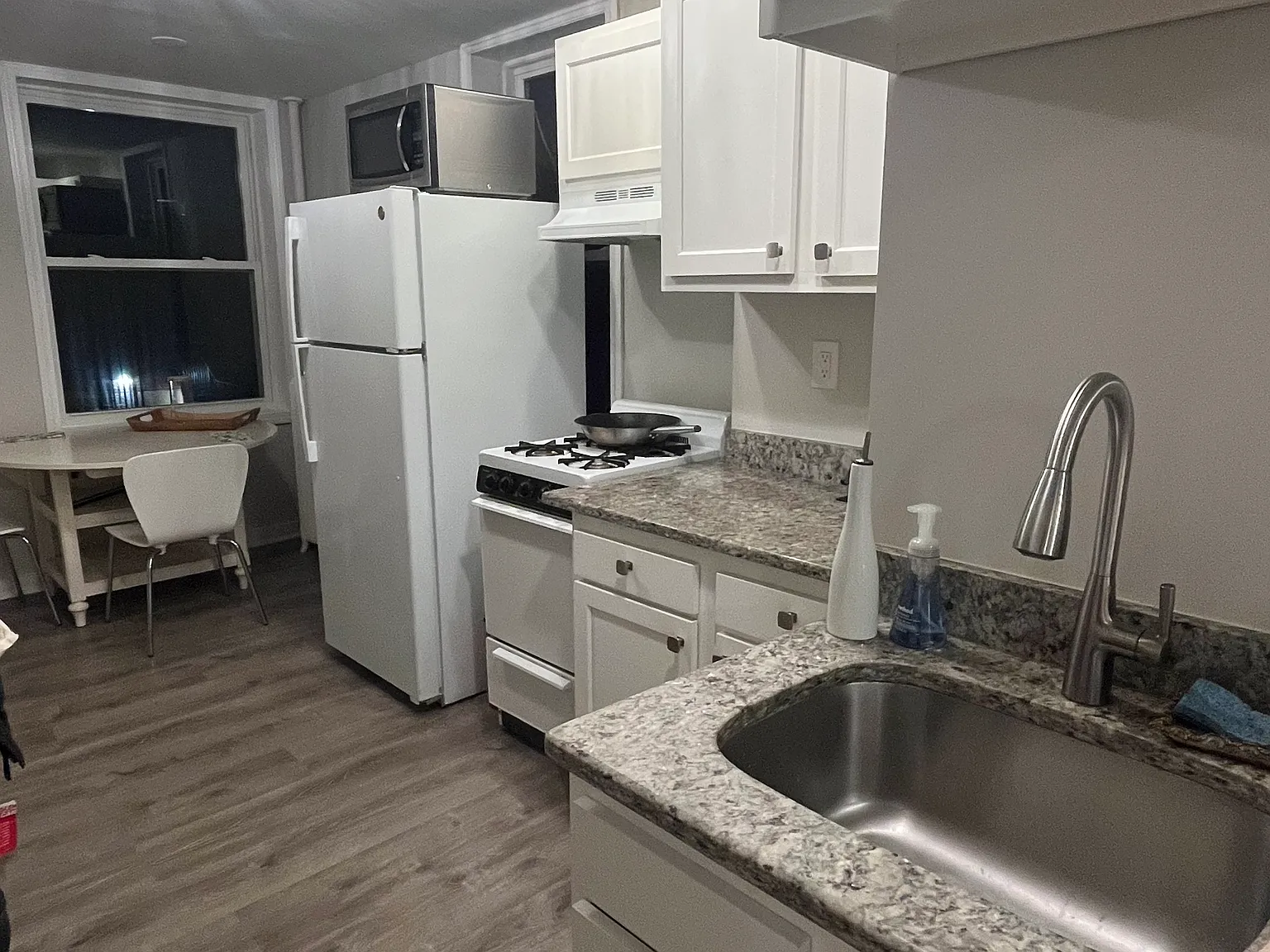 2 bed, 750 sqft, $4,000 — Photo 3