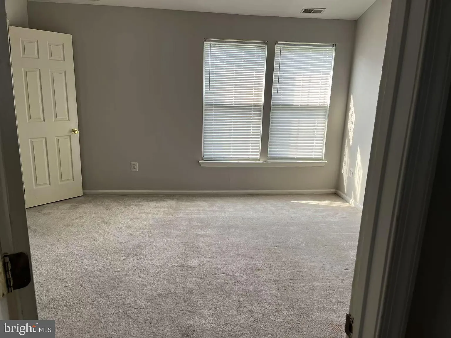 3 bed, 2.5 bath, 2115 sqft, $2,400 — Photo 2