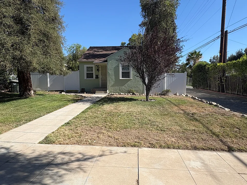 810 Campus Ave #1