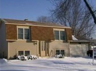 2402 S Crescent Ln, Aurora, IL 60504
