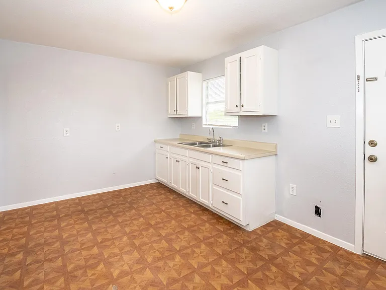 12525 N Interstate Highway 35 — Photo 8