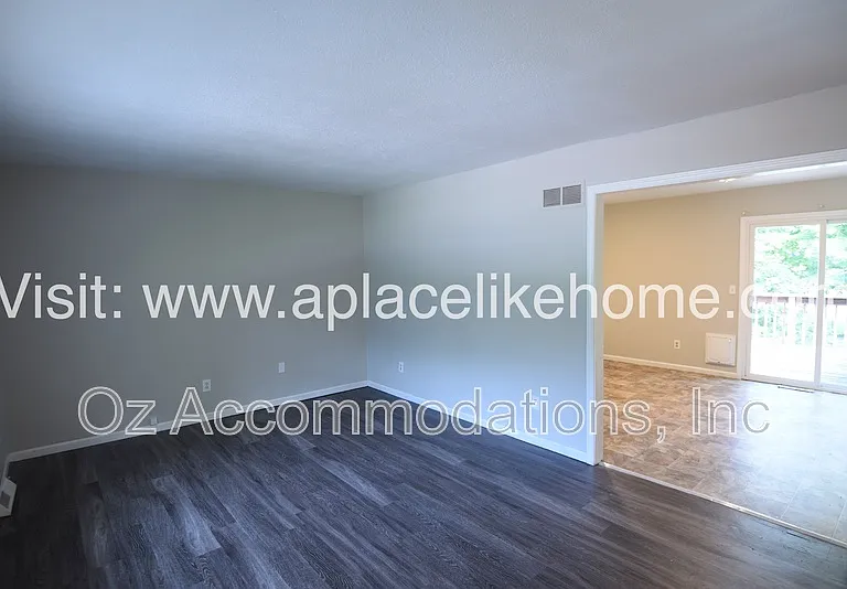 5521 Perry Ln — Photo 10