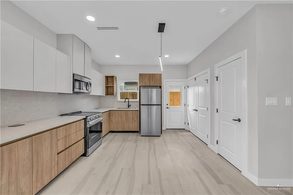 3 bed, 2.0 bath, 1001 sqft, $1,200 — Photo 4