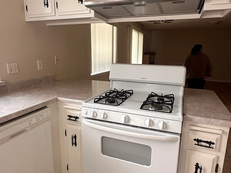 660 Hillsdale Dr — Photo 9