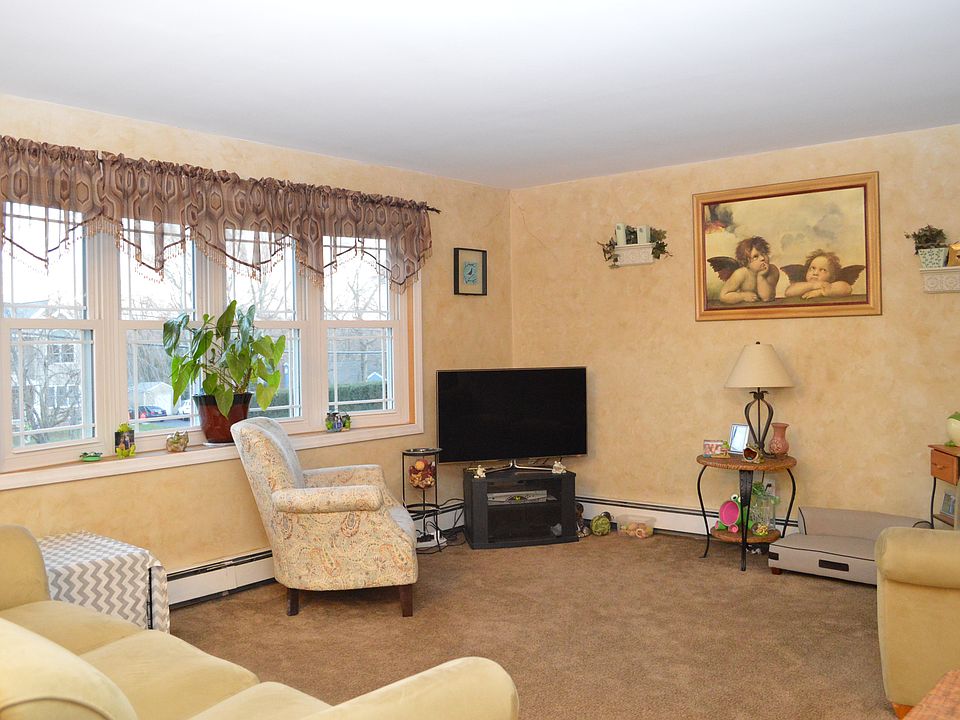 1st image of 32 Leeds Blvd