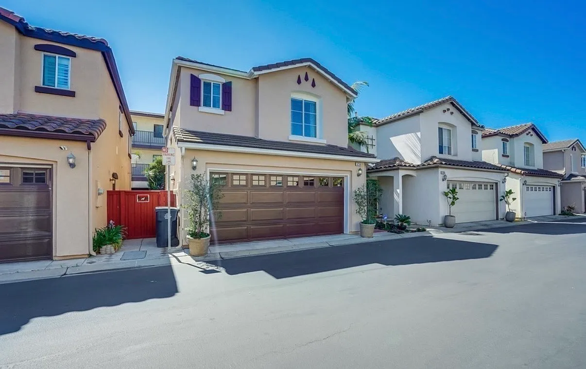 3 bed, 2.5 bath, 1376 sqft, $4,300 — Photo 1