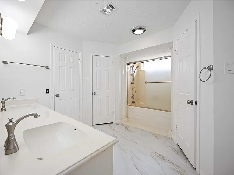 14143 Hillvale Dr — Photo 20