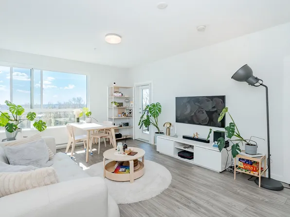 6438 Byrnepark Dr #416, Burnaby, BC V3N 1S7