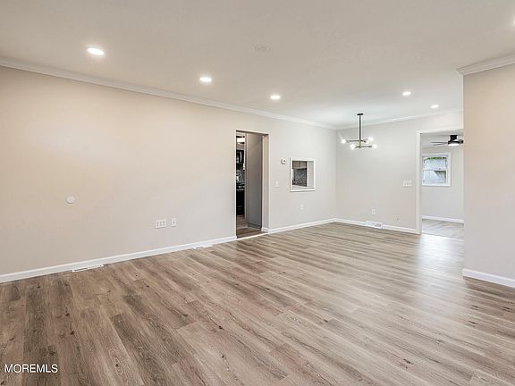 5th image of 908 Beachwood Boulevard