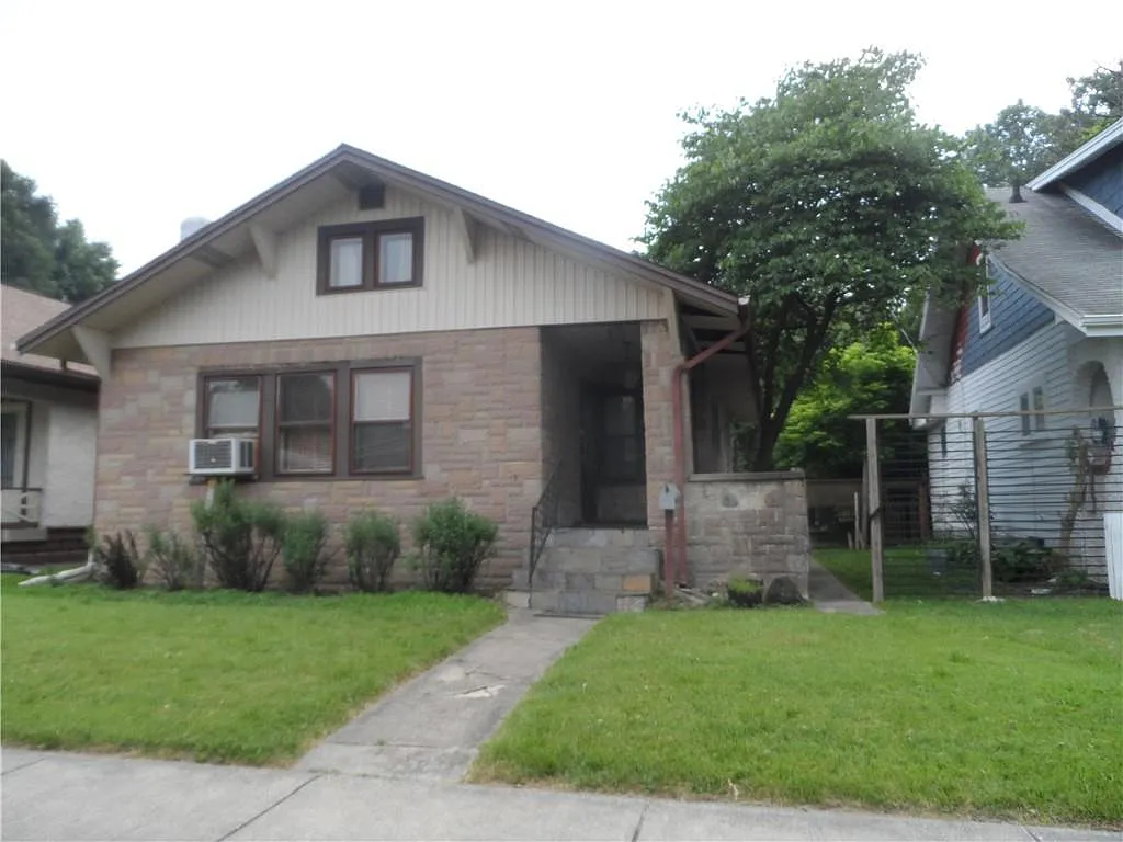 409 S Grand Ave photo 1