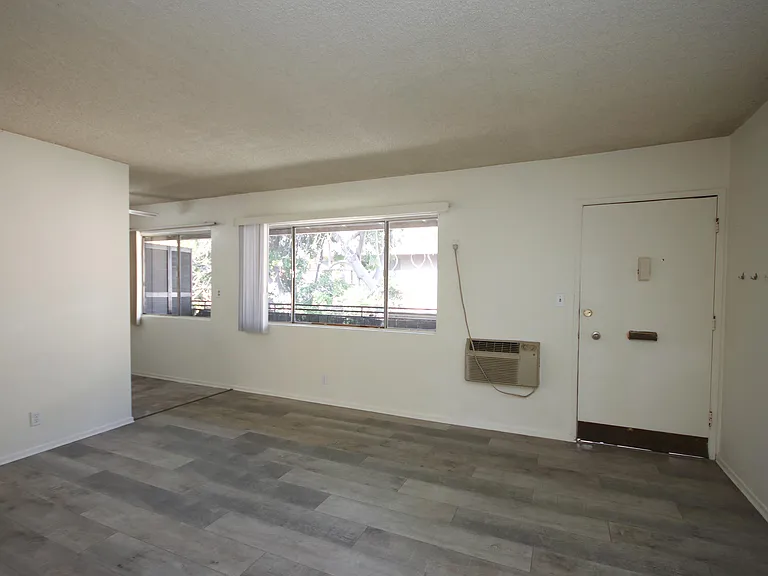 44 N Oak Ave #7 — Photo 4