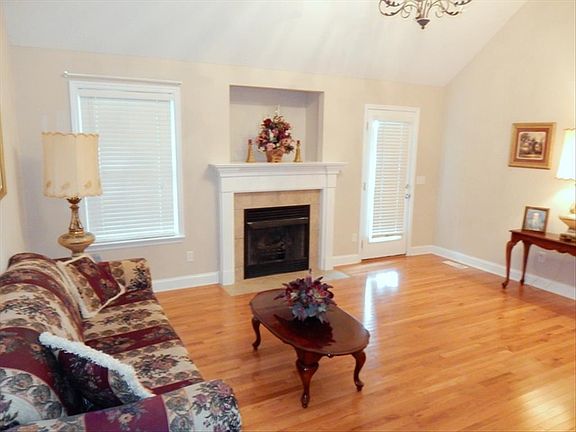 3rd image of 104 Willowbrook Dr