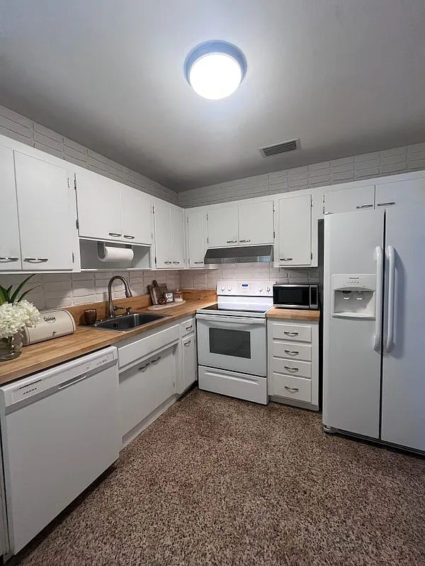 Building Photo - 9840 SW 165th Ter #0