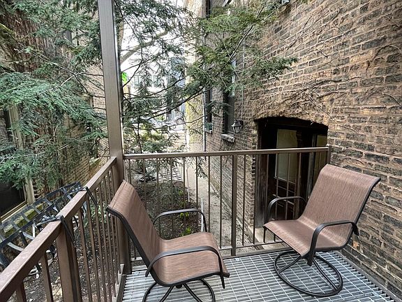 3rd image of 1733 N Hermitage Ave APT 1R
