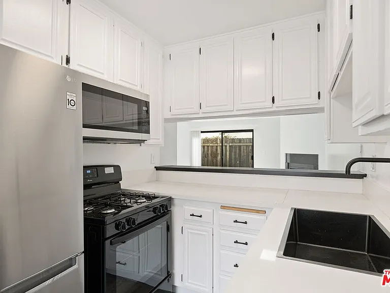 2337 Oak St #2 — Photo 10