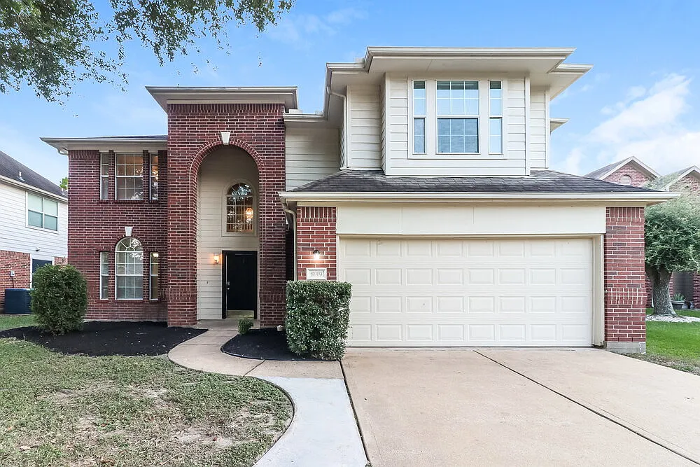 4 bed, 2.5 bath, 2728 sqft, $2,475 — Photo 1
