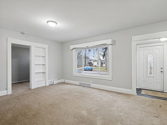 4th image of 812 W Shiawassee St