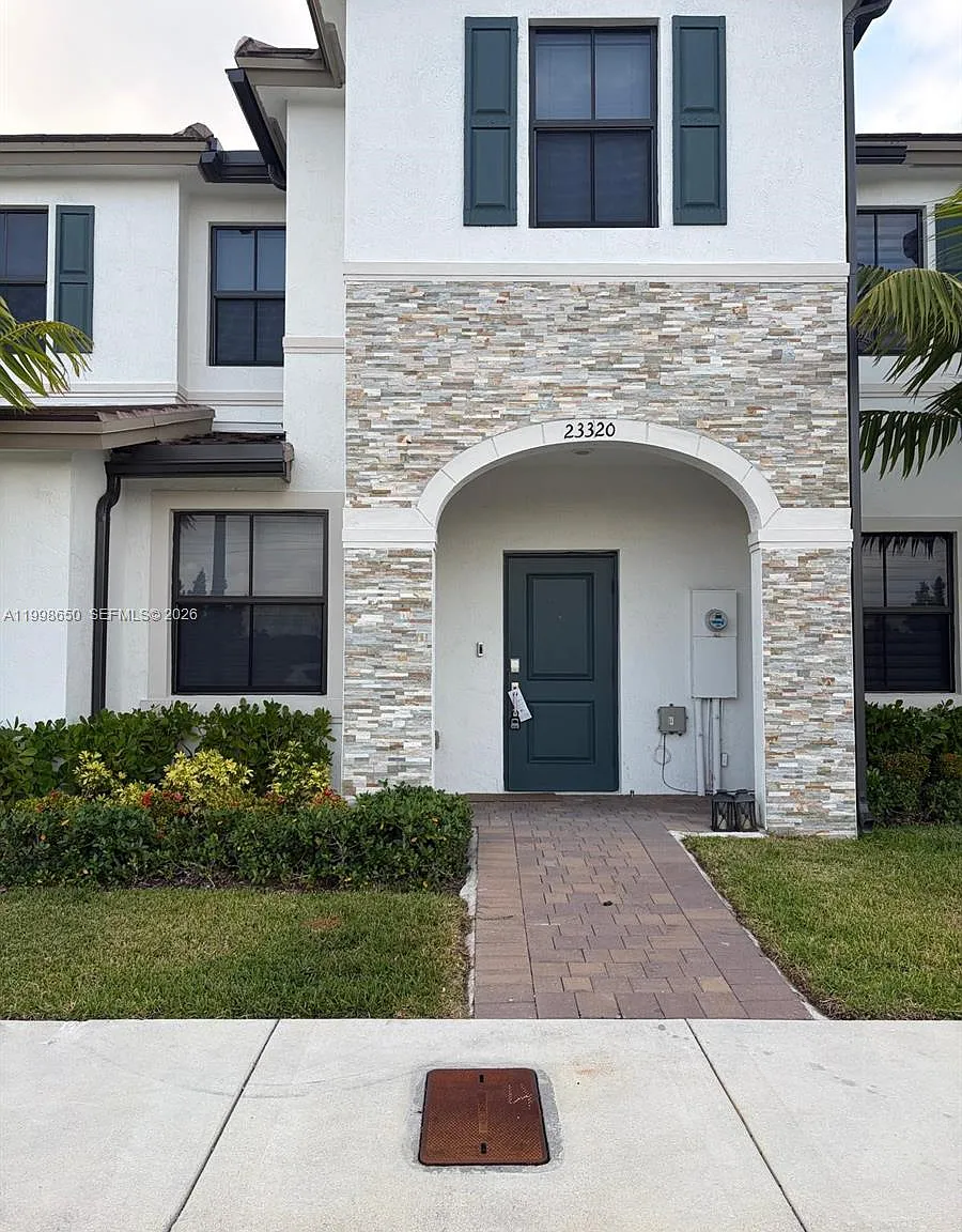 3 bed, 2.5 bath, 1393 sqft, $2,600 — Photo 1