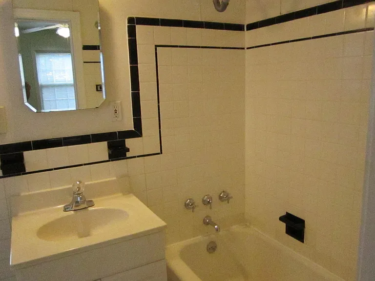 827 N Woodrow St — Photo 3