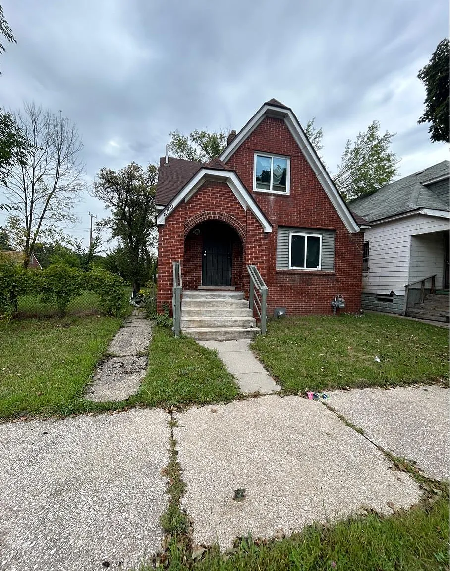 3 bed, 1.0 bath, 1020 sqft, $1,300 — Photo 1