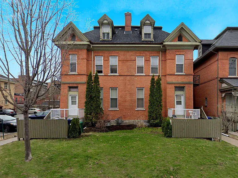 23 Russell Ave — Photo 1