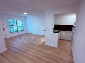 2735 W 66th St